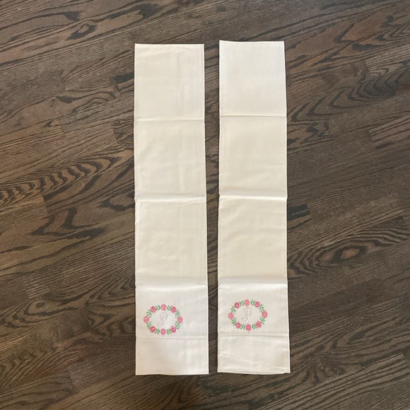 Set of 2 Vintage Pillow Cases - Picture 2 of 2